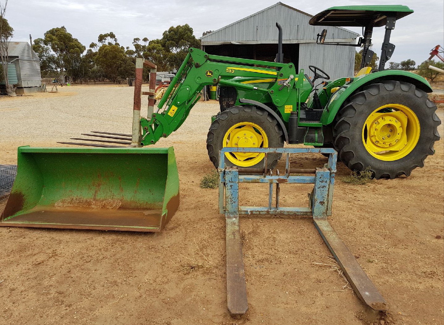 John Deere 5075E tractor with JD553 loader Machinery